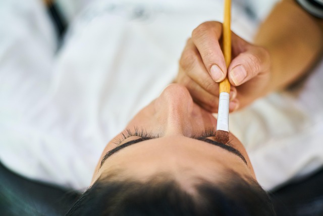 Brasil inicia testes de tratamento injetável inovador contra HIV com participação de ativista.